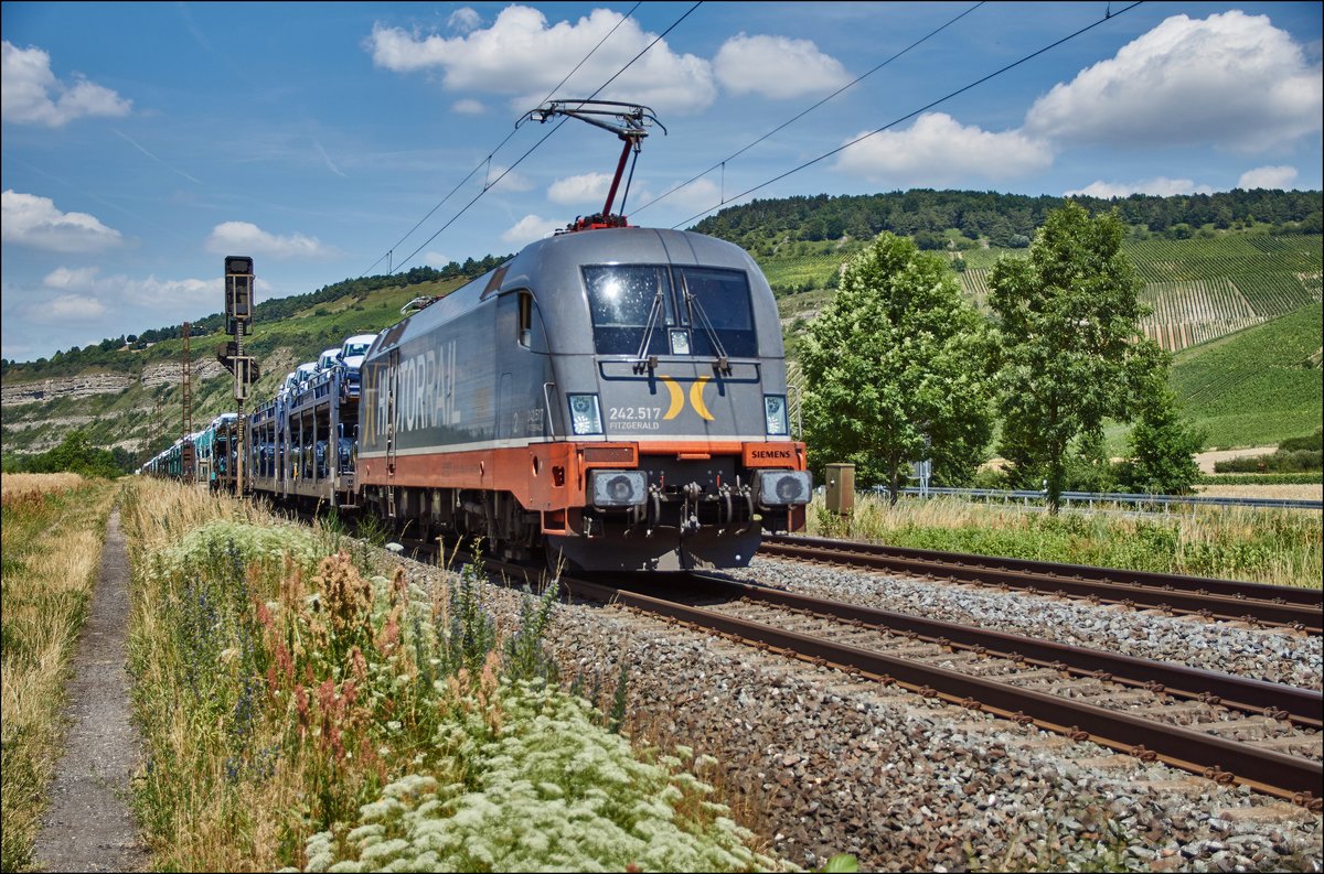182 517-5 (242.517) ist mit einen Autozug bei Thüngersheim in Richtung Süden Unterwegs,gesehen am 05.07.2017.