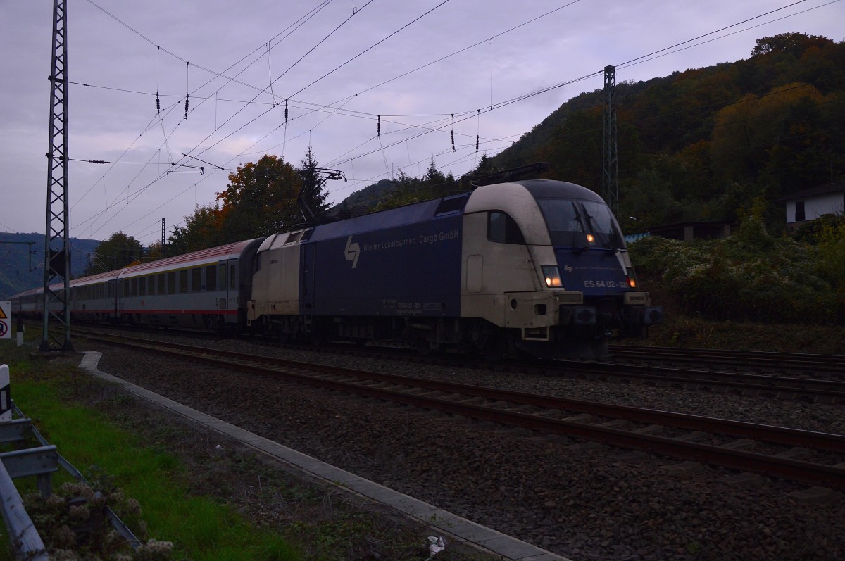 182 524 mit einem IC bestehend aus ÖBB-Wagen in Richtung Koblenz fahrend, hier ist der Zug be Fellen. 19.10.2015