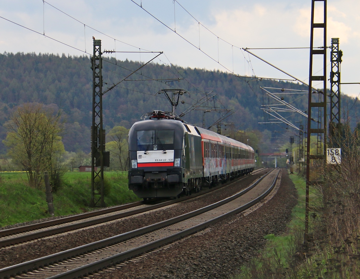 182 530 (ES 64 U2-030) mit einem Schwung wahrscheinlich ausrangierter N-Wagen in Fahrtrichtung Norden. Aufgenommen am 17.04.2016 zwischen Mecklar und Ludwigsau-Friedlos.