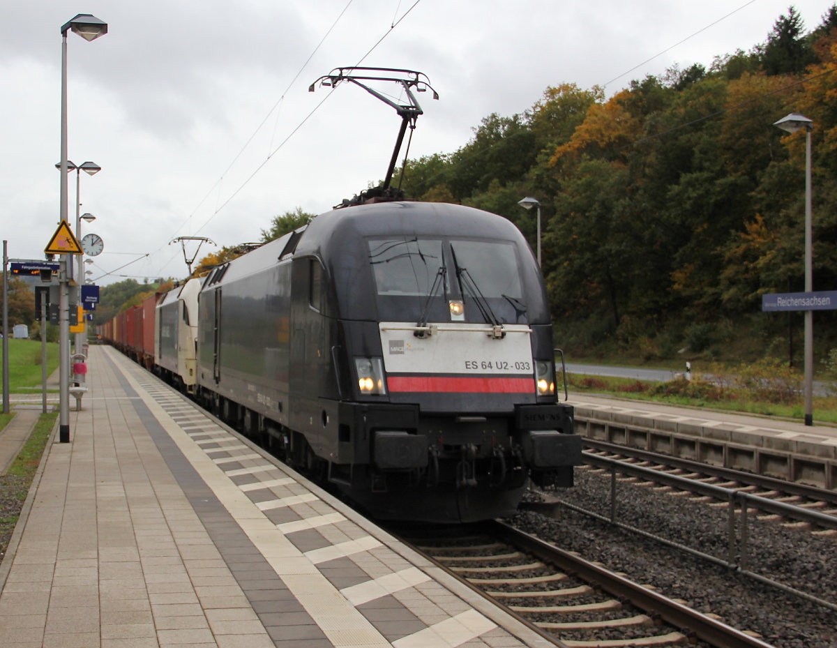 182 533 (ES 64 U2-033) in Doppeltraktion mit 182 535 (ES 64 U2-035) und Containerzug in Fahrtrichtung Norden. Aufgenommen in Wehretal-Reichensachsen am 10.10.2013.
