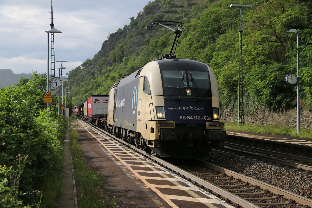 182 535 (ES 64 U2-035) mit Containerzug in Fahrtrichtung Süden. Aufgenommen am 13.07.2014 in Lorchhausen am Rhein.