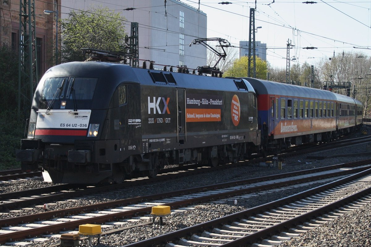 182 536-3 erreicht mit HKX1807 von Hamburg-Altona nach Köln Hbf. am 21.4.2016 Hamburg Hbf. 