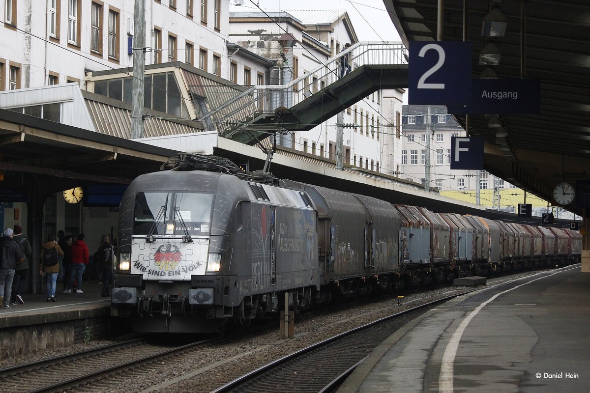 182 560/ ES 64 U2-060 TXL  Mauerfall Taurus  mit einem Stahlzug in Wuppertal Hbf, am 12.12.2016.