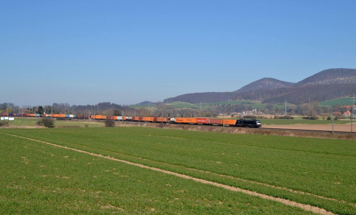 182 563 mit Containern am 13.03.2014 zwischen Godenau und Alfeld(Leine).