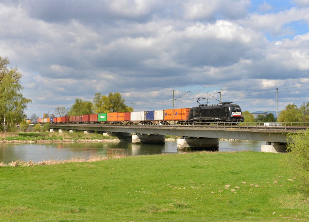 182 563 mit einem Containerzug am 09.04.2014 auf der Isarbrücke bei Plattling.