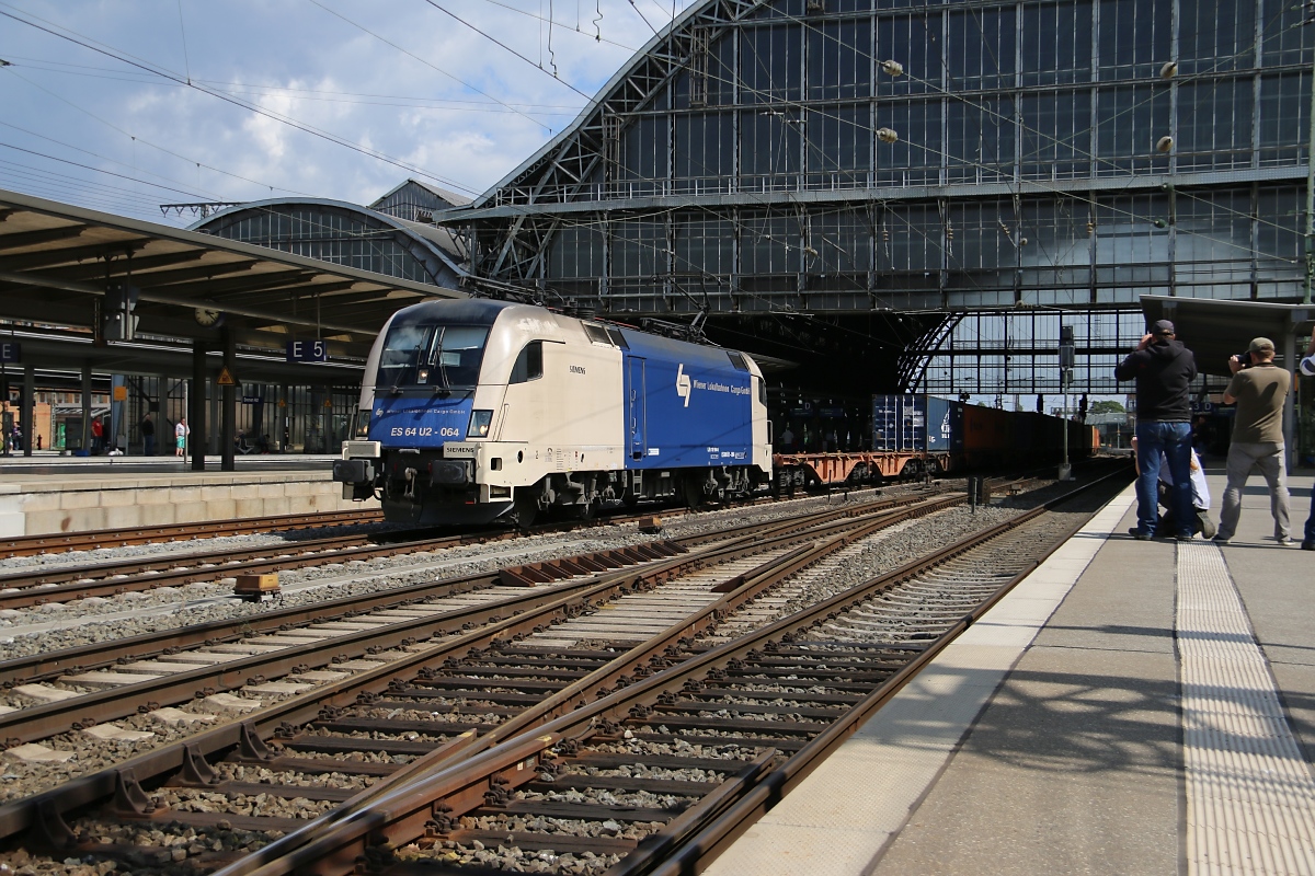 182 564 (ES 64 U2-064) mit Containerzug in Fahrtrichtung Norden. Aufgenommen in Bremen Hbf am 14.06.2014.