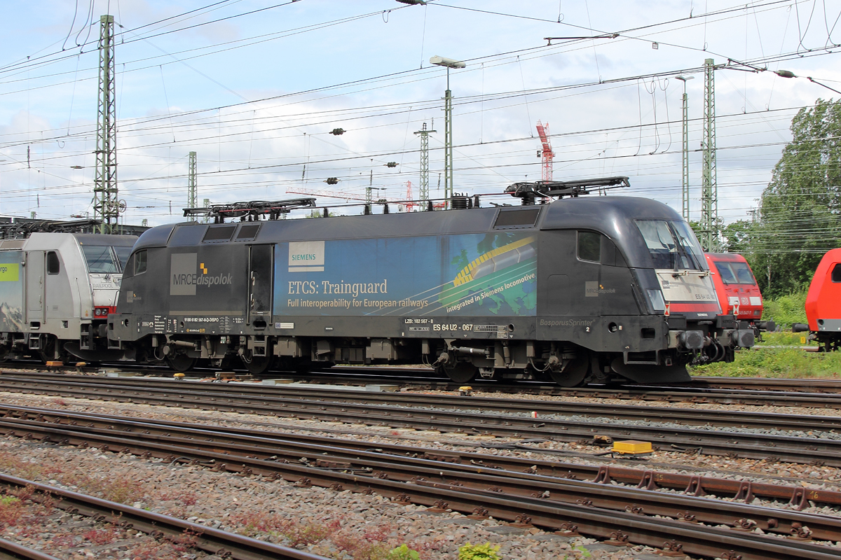 182 567-8 / ES 64 U2-067 / MRCE / Güterbahnhof Karlsruhe / 04.06.2016