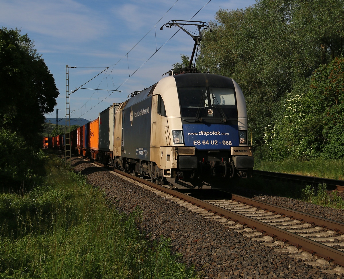 182 568 (ES 64 U2-068) mit Containerzug in Fahrtrichtung Süden. Aufgenommen in Wehretal-Reichensachsen am 07.06.2015. 

