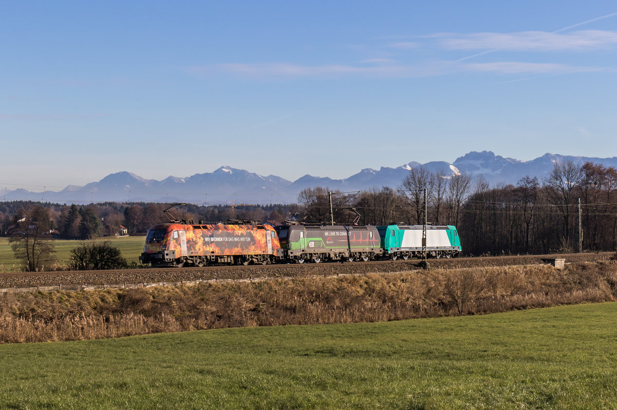 182 572, 193 265 und 185 617 fahren als Lokzug bei Großkarolinenfeld in Richtung München, aufgenommen am 13. Dezember 2016.