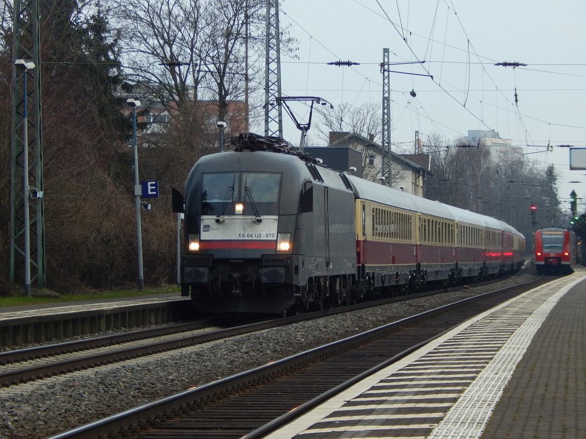 182 572 kam am 14.3.15 mit dem AKE99 Rheingold Zug nach Eisenach mit ca 25 Minuten Verspätung in den Bahnhof Bonn Beuel eingefahren. 

Bonn Beuel 14.03.2015