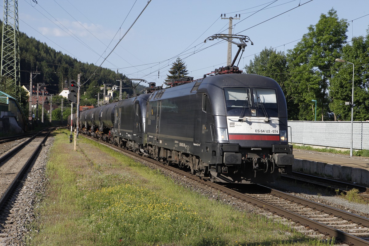 182 574 + 182 561 mit Güterzug in Kindberg am 31.07.2016.