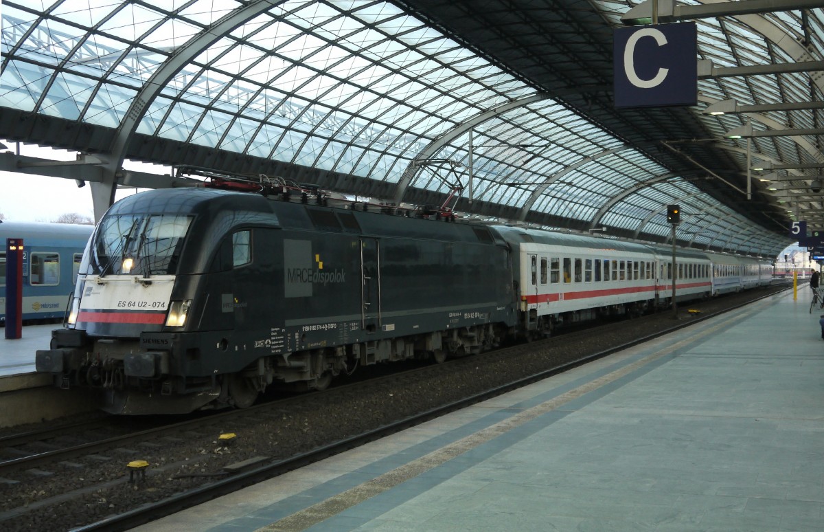 182 574 von MRCE/DISPO mit EC 248 Wroclaw - Hamburg in Berlin-Spandau (7.3.14) Der Zug besteht aus fünf Wagen, zwei deutschen und drei polnischen IC-Wagen. Links daneben der aus ungarischem Material bestehende EC 174 Budapest - Hamburg.