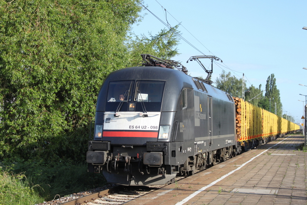 182 598-3 mit Holzzug von Rostock-Bramow nach Stendal-Niedergörne via Borstel Kr.Stendal bei der Durchfahrt am Morgen des 16.06.2017 im Haltepunkt Rostock-Holbeinplatz.