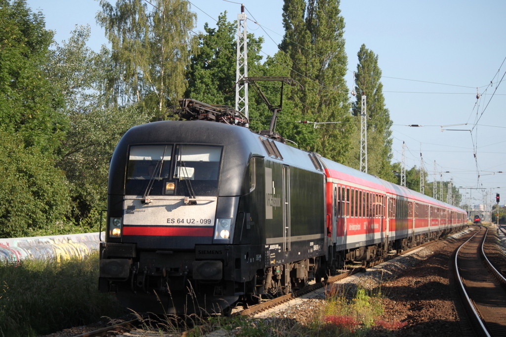 182 599-1 mit RE 13290(Warnemünde-Berlin Hbf)bei der Durchfahrt am Morgen des 19.06.2017 im Haltepunkt Rostock-Holbeinplatz.