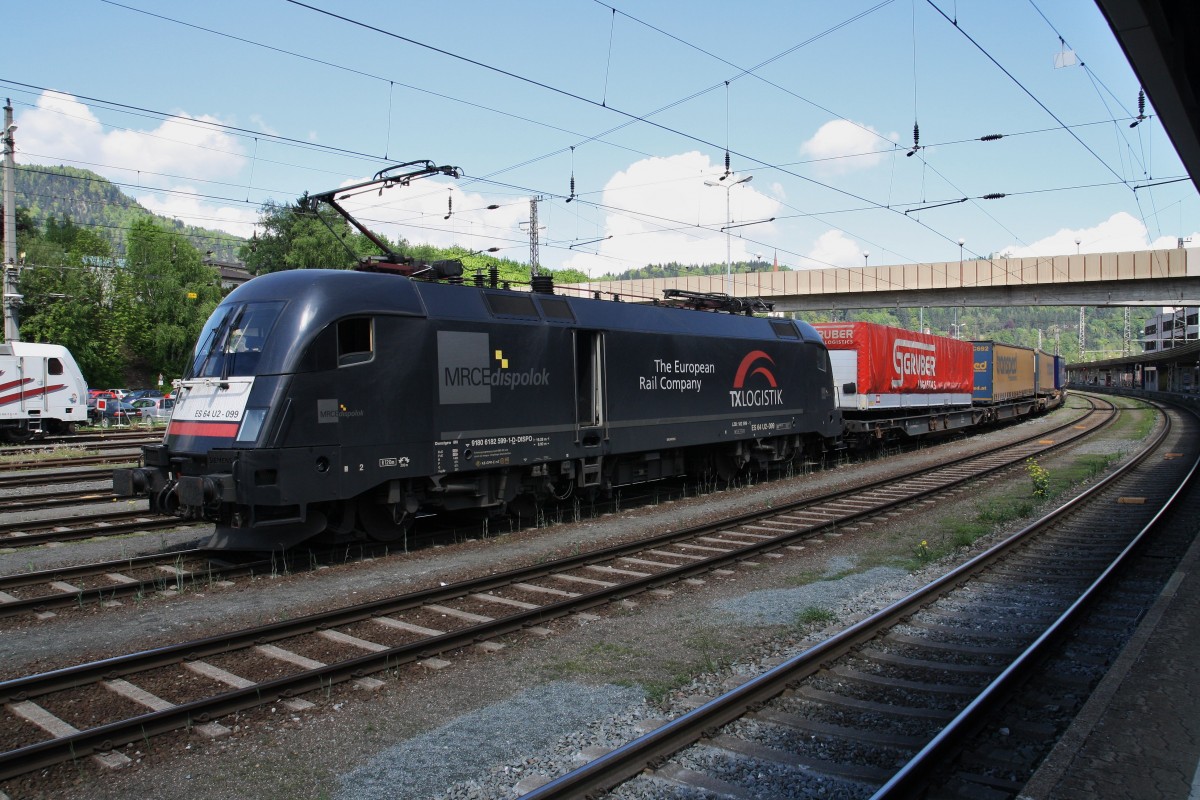 182 599-1 von TXlogistik im neuen Design steht am 8.5.2013 im Bahnhof Kufstein.