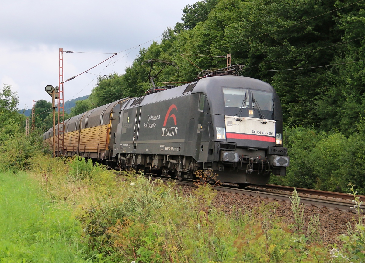 182 599 (ES 64 U2-099) mit geschlossenen ARS-Autotransportwagen in Fahrtrichtung Süden. Aufgenommen zwischen Friedland(HAN) und Eichenberg am 25.07.2014.