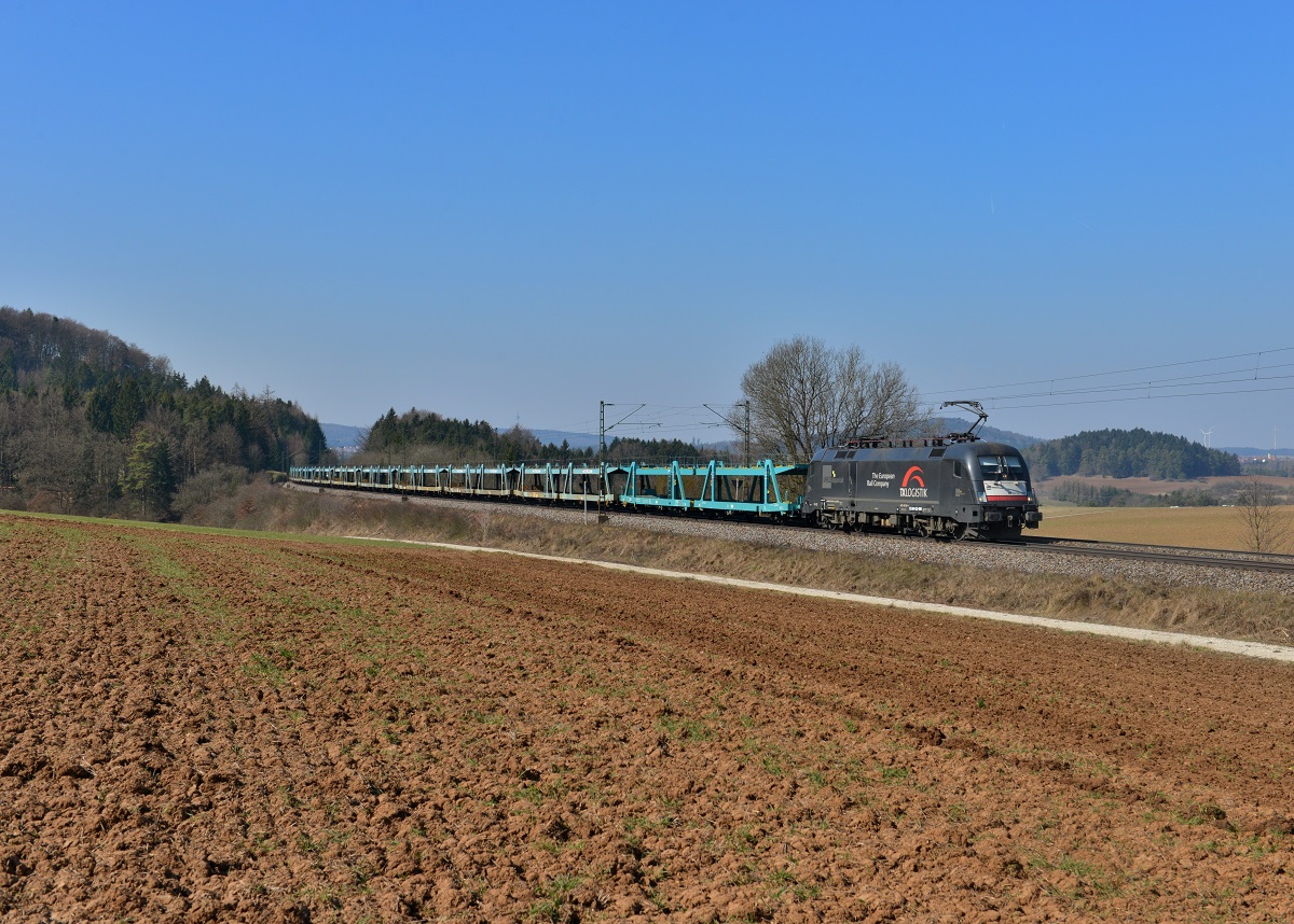 182 599 mit einem leeren Autozug am 19.03.2015 bei Darshofen. 