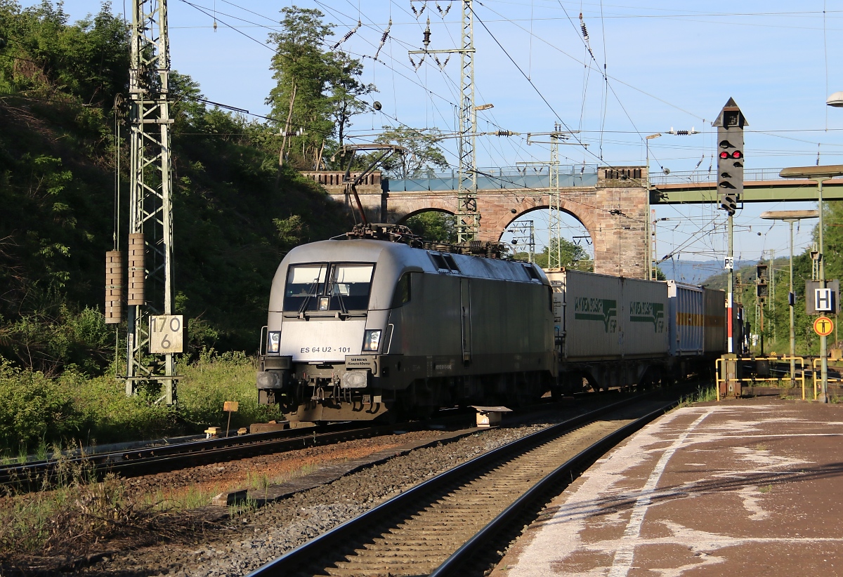 182 601-5 (ES 64 U2-101) biegt mit einem Containerzug aus Richtung Süden kommend in Eichenberg gen Osten ab. Aufgenommen am 07.06.2014.