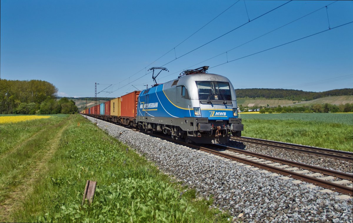 182 911-8 von der MWB-Bahn ist am 10.05.2017 mit einen Containerzug in Richtung Süden bei Retzbach-Zellingen unterwegs.