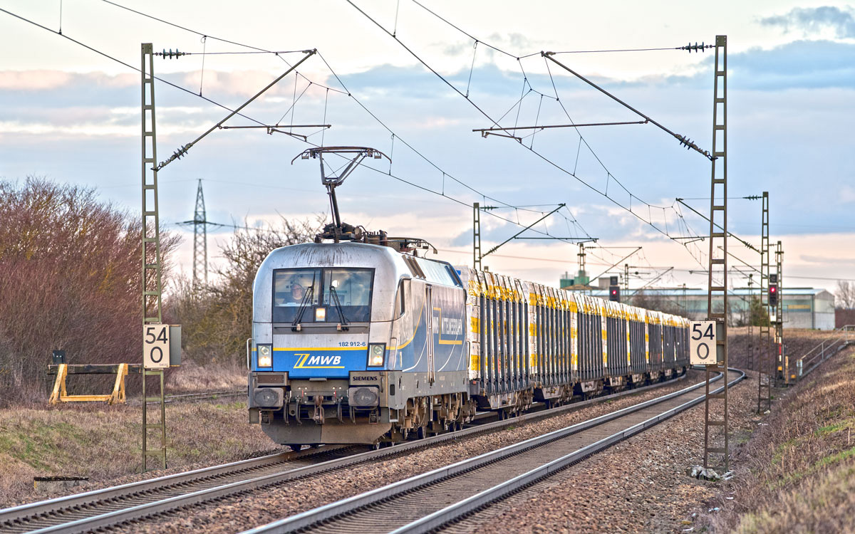 182 912-6 fährt mit einem Schnittholzzug in Plattling vorbei.Bild 18.3.2019