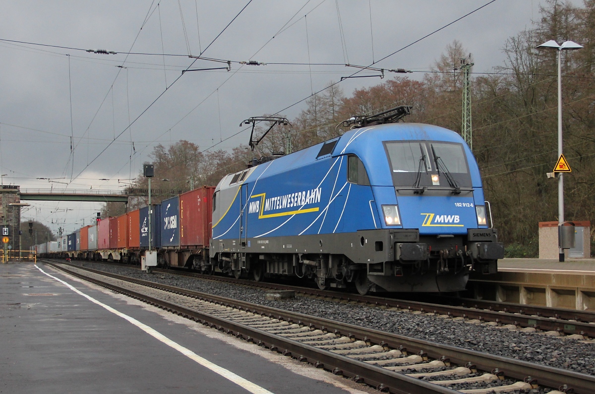 182 912-6 der MWB mit Containerzug in Fahrtrichtung Norden. Aufgenommen am 19.12.2013 in Eichenberg.