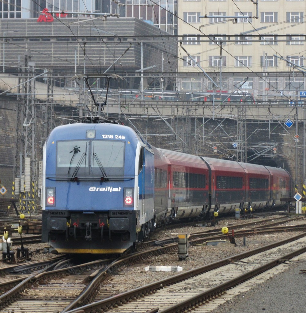 18.2.2015 11:31 ČD/ÖBB 1216 247 schiebt nach Fahrtende den Railjet aus Wien Hbf aus Praha hl.n..