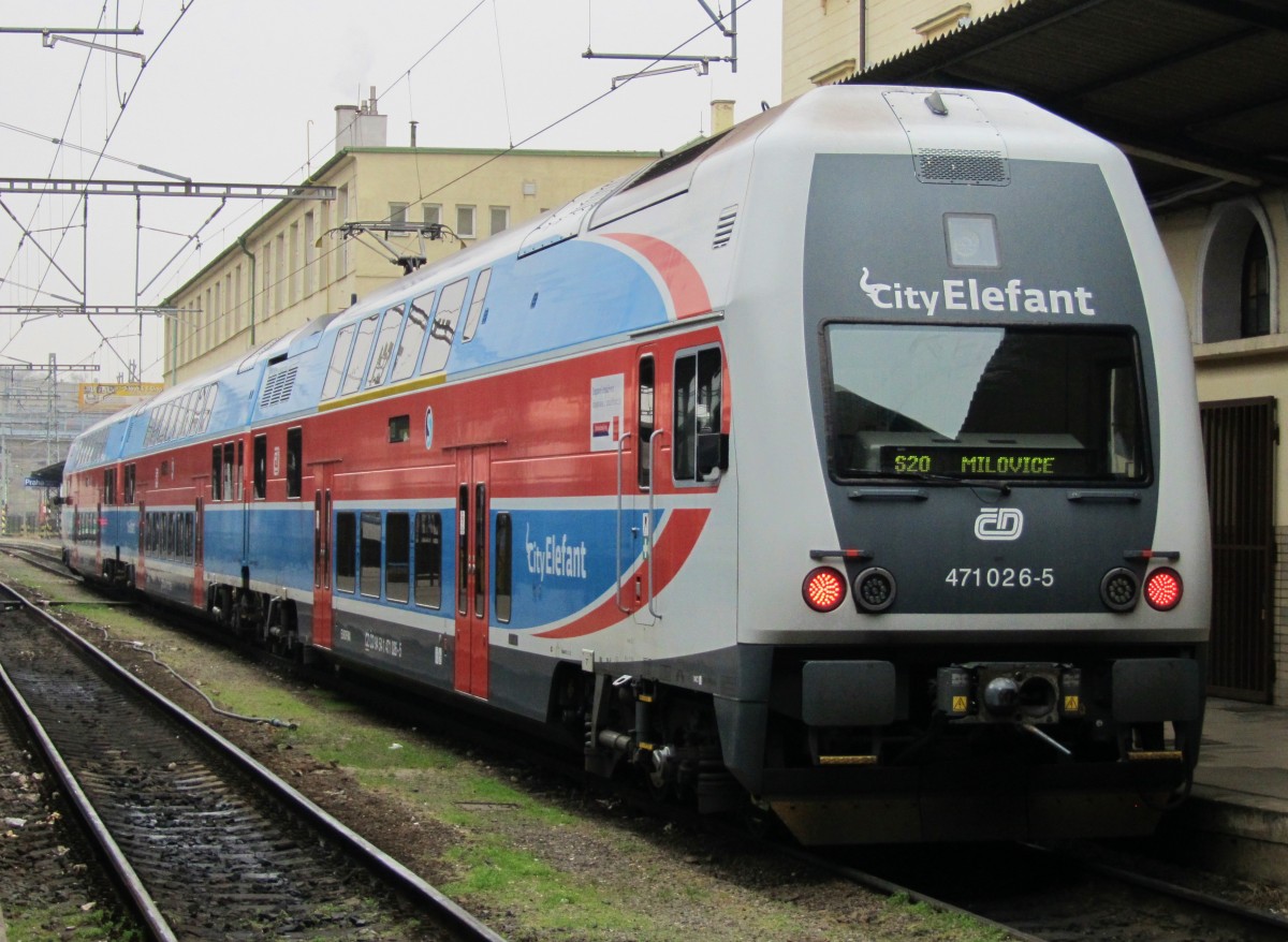 18.2.2015 12:11 ČD 471 026-5  CityElefant  als S20 (Os) nach Milovice im Startbahnhof Praha Masarykovo nádraží.