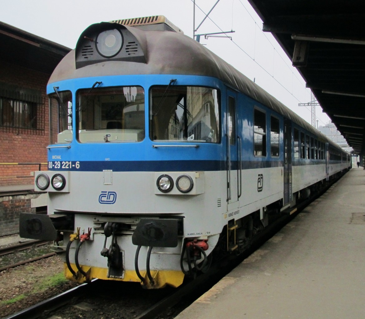 18.2.2015 12:15 ČD Steuerwagen 80-29 211-6 am Ende eines Schnellzugs (R) nach Rakovník im  Startbahnhof Praha Masarykovo nádraží.