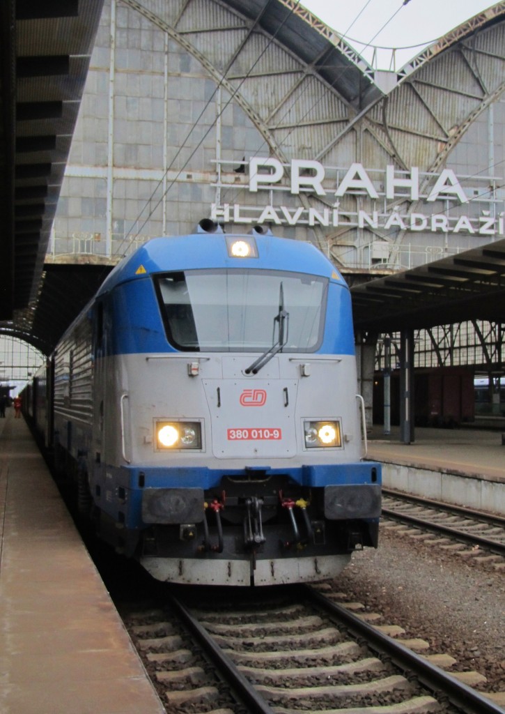 18.2.2015 16:01 ČD 380 010-9 mit dem EC 170 aus Budapest Keleti pályaudvar nach Berlin Hbf in Praha hl.n..