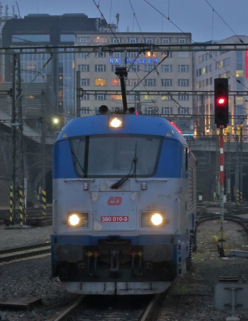 18.2.2015 17:30 ČD 380 010-9 abgestellt in Praha hl.n..