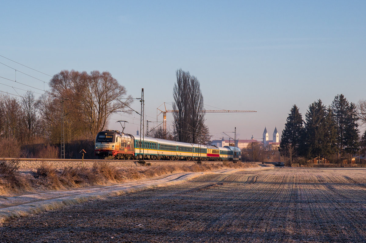 183 001 beschleunigt mit einem ALEX aus dem Bahnhof Freising um in wenigen Minuten den Zielbahnhof München HBF zu erreichen. Das Bild wurde am 30. Dezember 2016 aufgenommen.