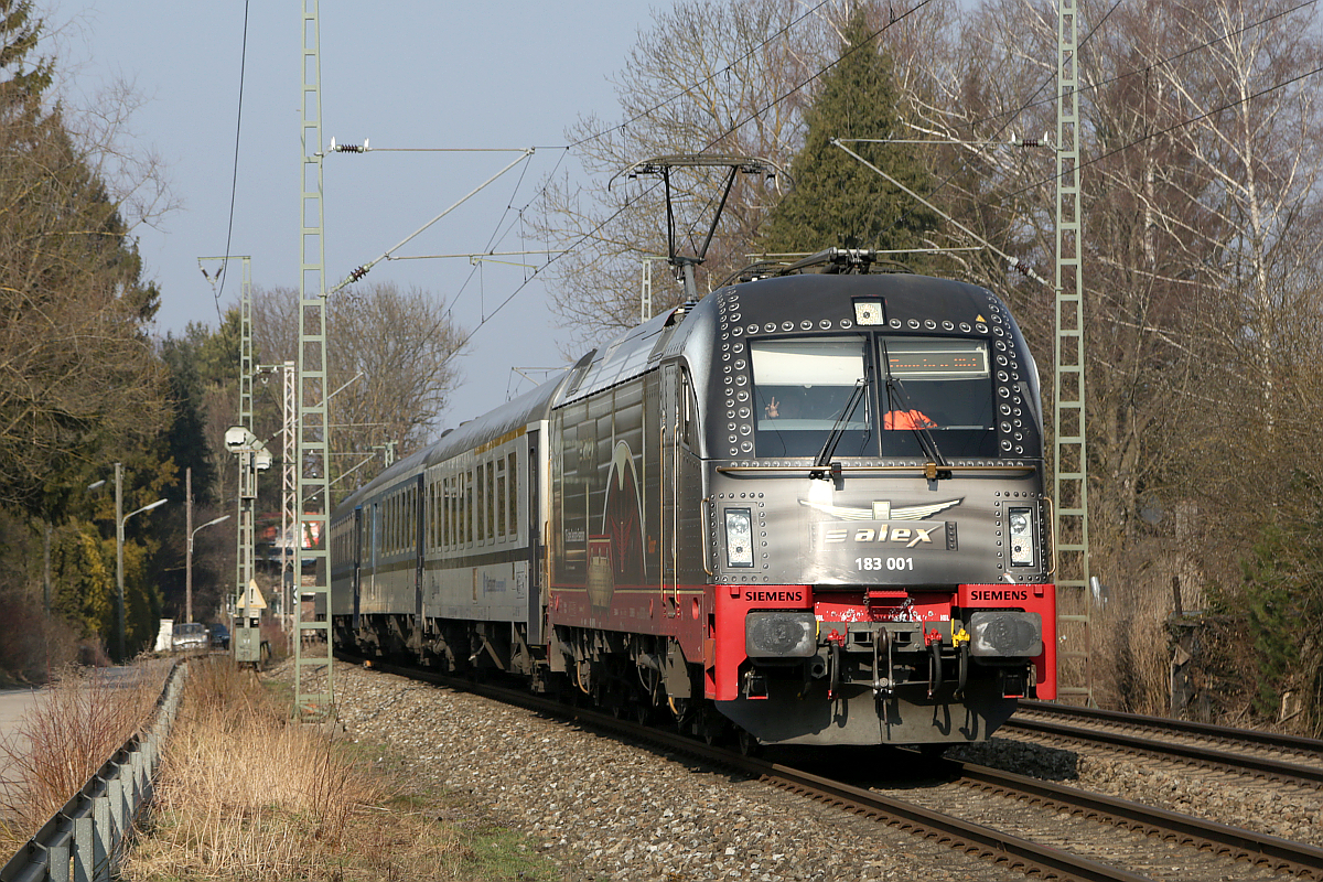 183 001 im Norden von München mit ALX 354 aus Prag, 15.03.2015.
Gruß an den freundlichen Tfz-Führer zurück.