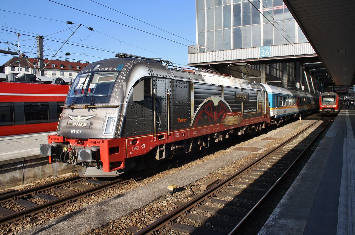 183 001 steht am 13.8.2017 mit dem ALX84116 nach Hof Hauptbahnhof im Münchener Hauptbahnhof bereit.