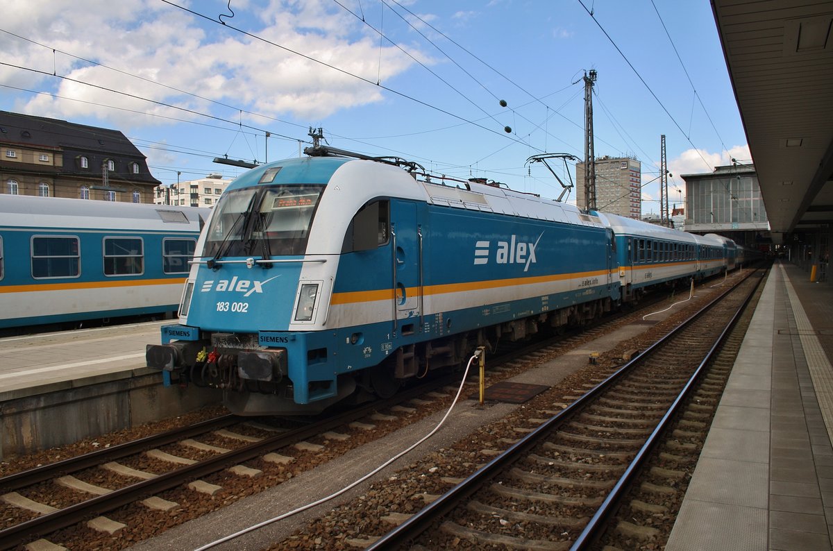 183 002 wartet am 13.8.2017 mit dem ALX357 von München Hauptbahnhof nach Praha hl.n. im Startbahnhof auf Abfahrt.