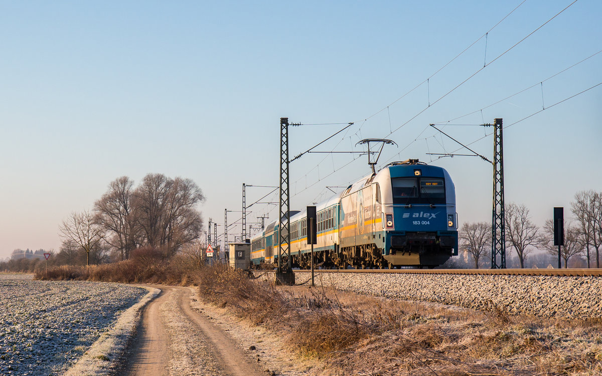 183 004 fährt mit einem ALEX bei Freising in Richtung Regensburg, aufgenommen am 30. Dezember 2016.