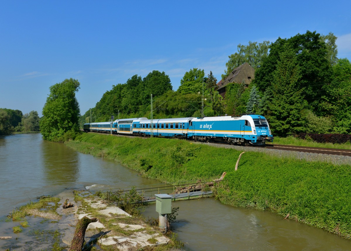 183 005 mit einem ALX nach Hof am 08.06.2013 bei Moosburg.