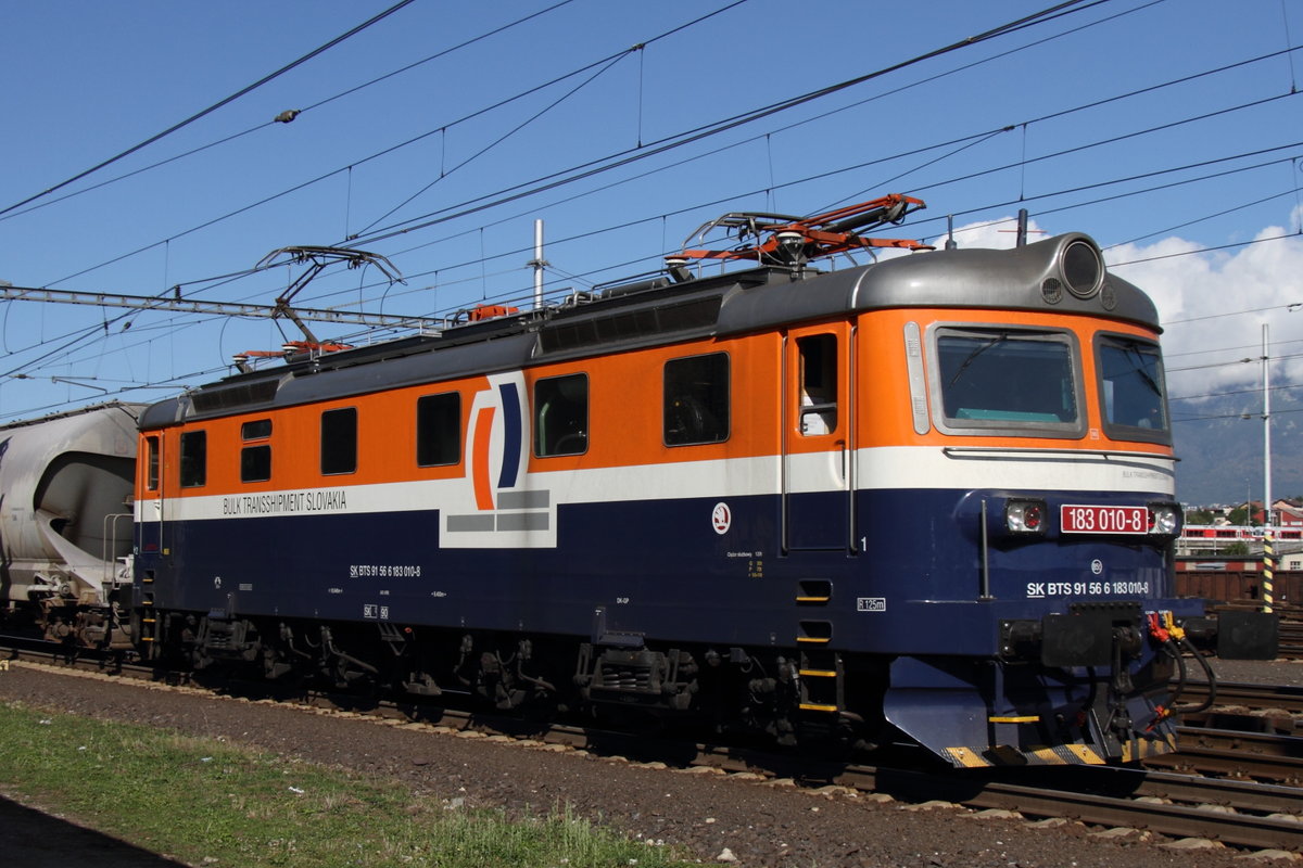 183 010-8 am Bahnhof von Poprad. Leider gleich am vordersten Gleis, bekommt man die Gipfel der Hohen Tatra nicht so gut in den Hintergrund gebastelt. Am 8.9.17 in Poprad Bahnhof gespechtet.