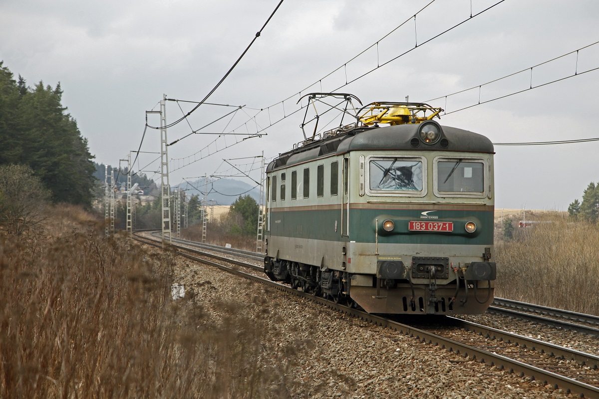 183 037 ist am 23.03.2017 als Lokzug bei Ganovce unterwegs.