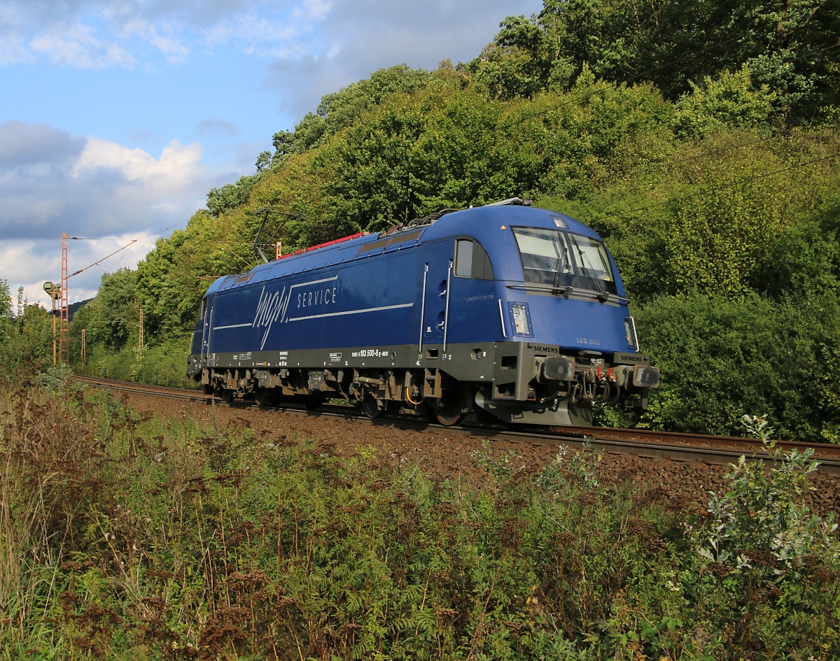 183 500-8 kam am 20.09.2015 als Tfzf zwischen Friedland(HAN) und Eichenberg in südlicher Fahrtrichtung vorbei.
