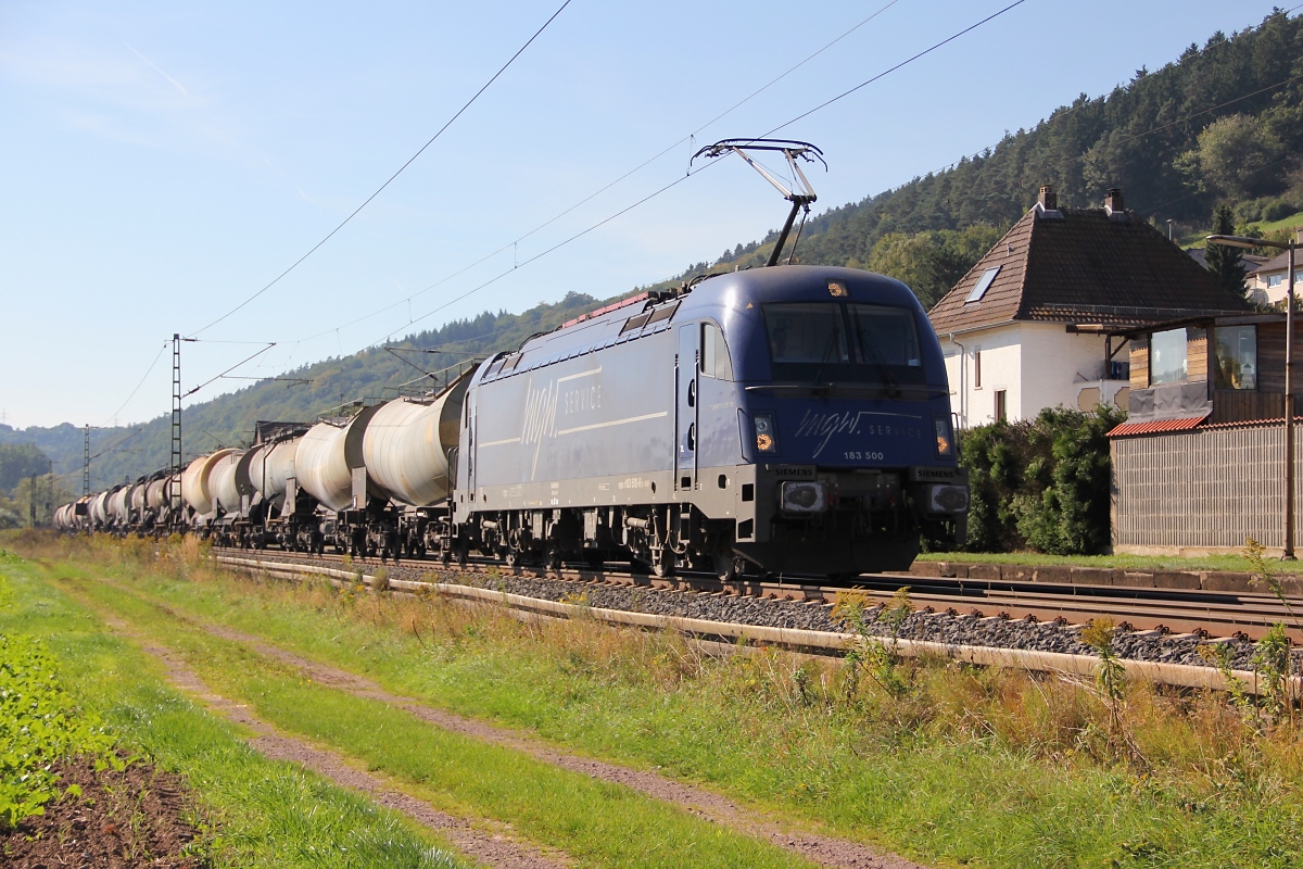 183 500 der MGW mit Kesselwagenzug in Fahrtrichtung Norden. Aufgenommen am 29.09.2013 in Ludwigsau-Friedlos.