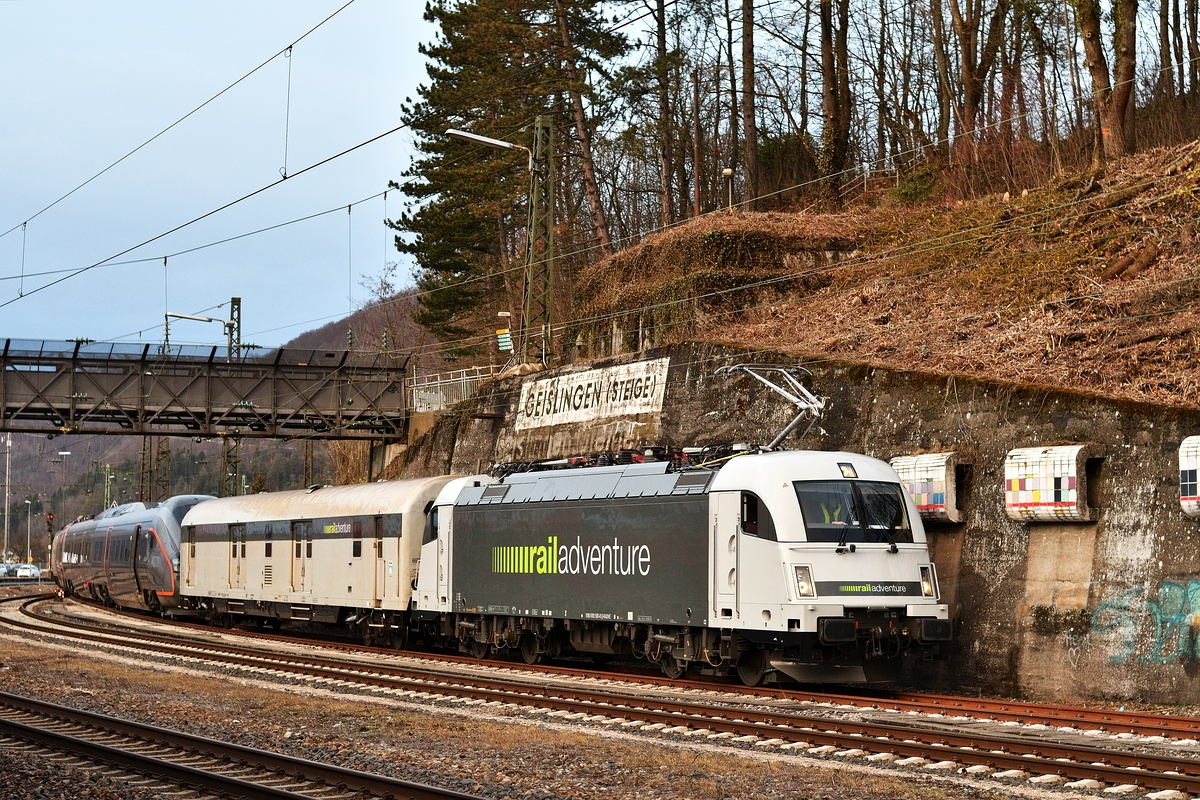 183 500, die seit einiger Zeit für Railadventure unterwegs ist, führte am 11. Februar 2019 mit einem Flytoget Triebwagen Erprobungsfahrten auf der Geislinger Steige durch. Das Bild zeigt den Zug in Geislingen beim Rangieren auf das Abstellgleis, auf dem der Zug übernachten wird. 