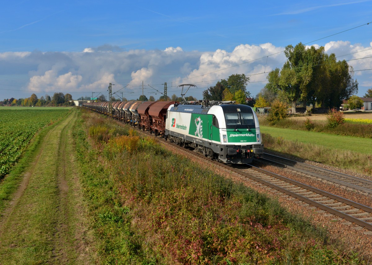 183 717 mit dem Duslo-Zug am 09.10.2015 bei Plattling. 