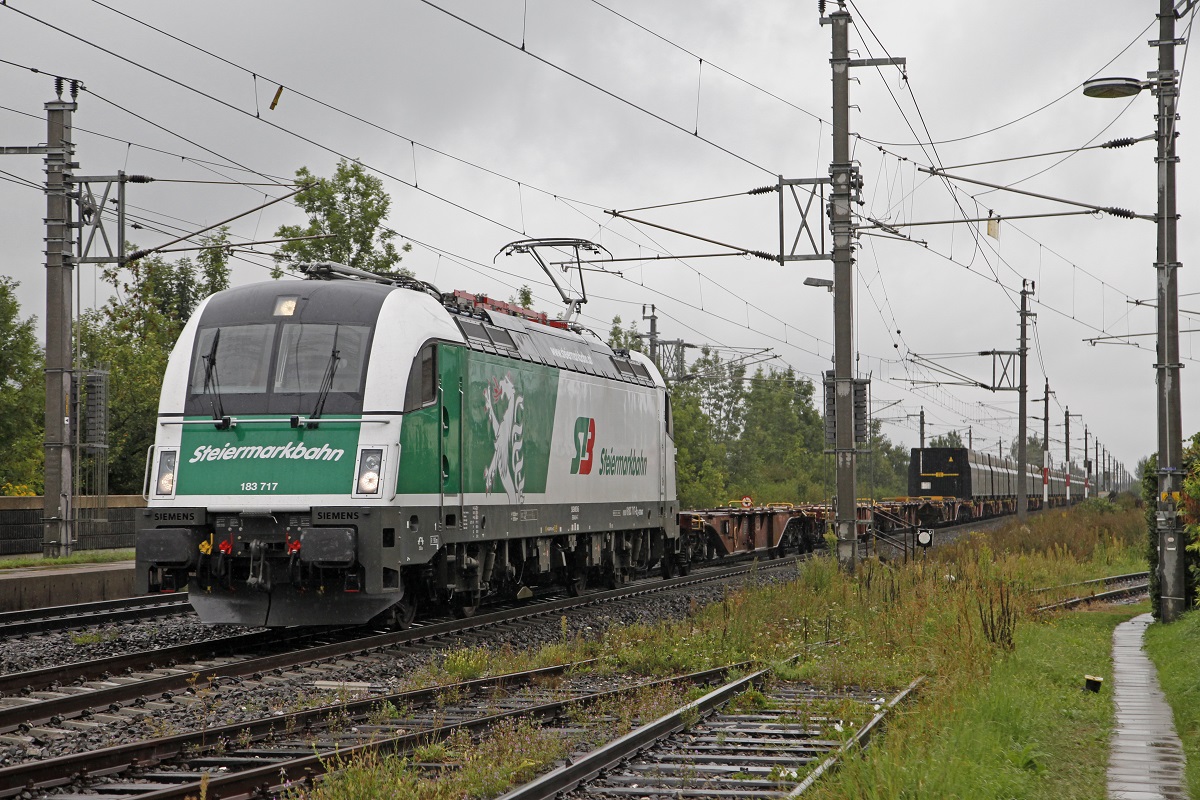 183 717 mit Güterzug in Kapfenberg Fachhochschule am 5.09.2015.