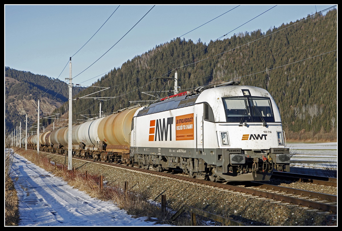 183 718 mit Güterzug zwischen Kraubath und Fentsch Lt.Lorenzen am 4.02.2019.