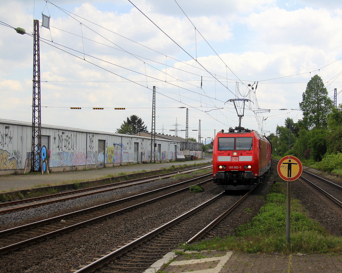 185 002-3 DB und 187 111 beide von DB kommen mit einem Güterzug aus Mannheim-Gbf(D) nach Köln-Gremberg(D)  und kammen aus Richtung Bonn und fuhren durch Roisdorf bei Bornheim in Richtung Köln. 
Aufgenommen vom Bahnsteig in Roisdorf bei Bornheim. 
Bei schönem Sonnenschein und Wolken am Nachmittag vom 1.5.2018.