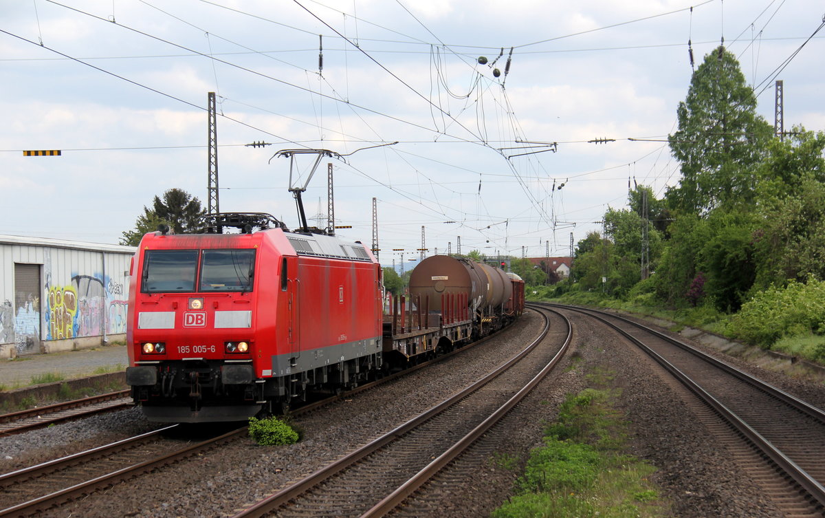 185 005-6 DB kommt mit einem gemischten Güterzug aus Mannheim-Gbf(D) nach Köln-Gremberg(D) 
und fährt in das Ausweichgleis in Roisdorf bei Bornheim um einen IC passieren zu lassen und fährt dann weiter in Richtung Köln. 
Aufgenommen vom Bahnsteig in Roisdorf bei Bornheim. 
Bei schönem Sonnenschein und Wolken am Nachmittag vom 1.5.2018.