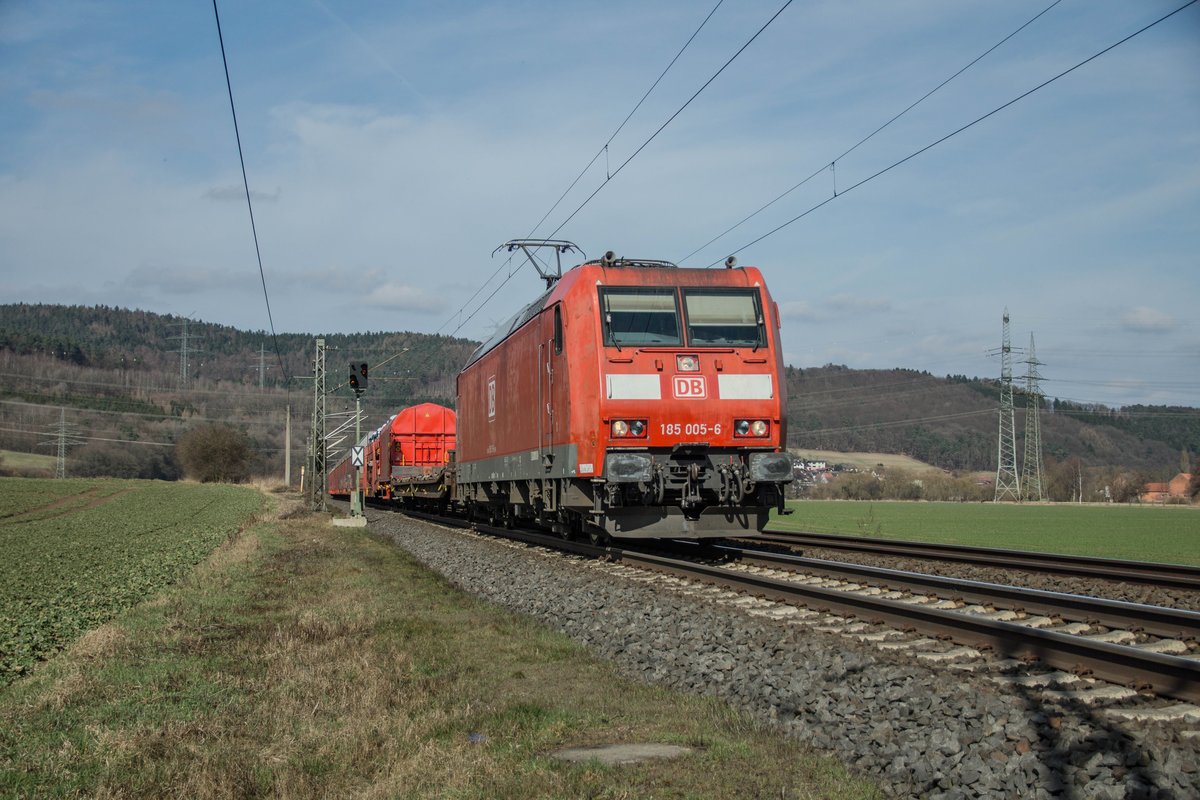 185 005-6 passiert am 14.03.2017 mit einen Autozug Reilos und ist weiter in Richtung Süden.