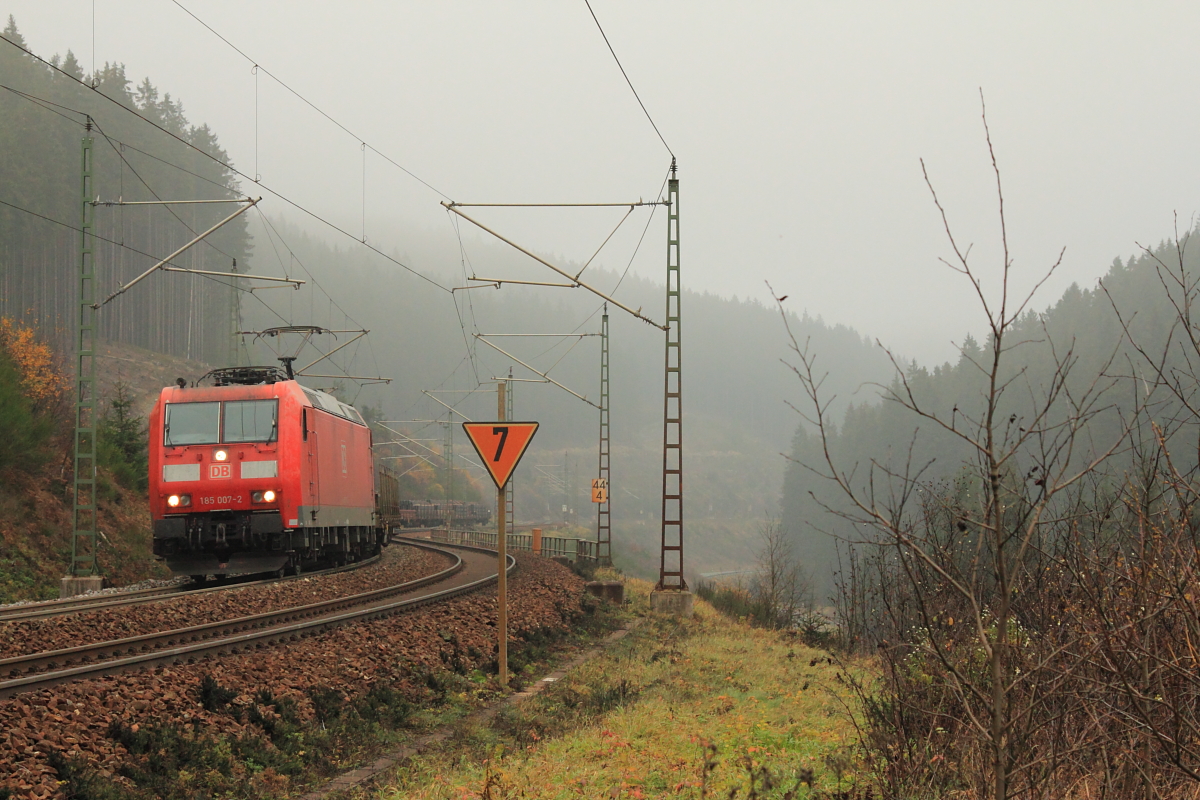 185 007-2 DB Schenker bei Steinbach im Frankenwald am 13.11.2015.