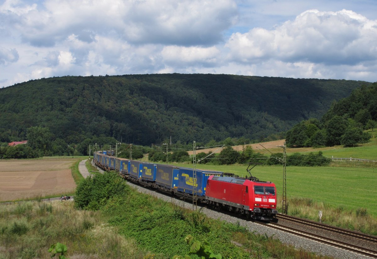 185 009-8 zieht am 11.August 2016 einen LKW-Walter KLV bei Gambach in Richtung Wrzburg.