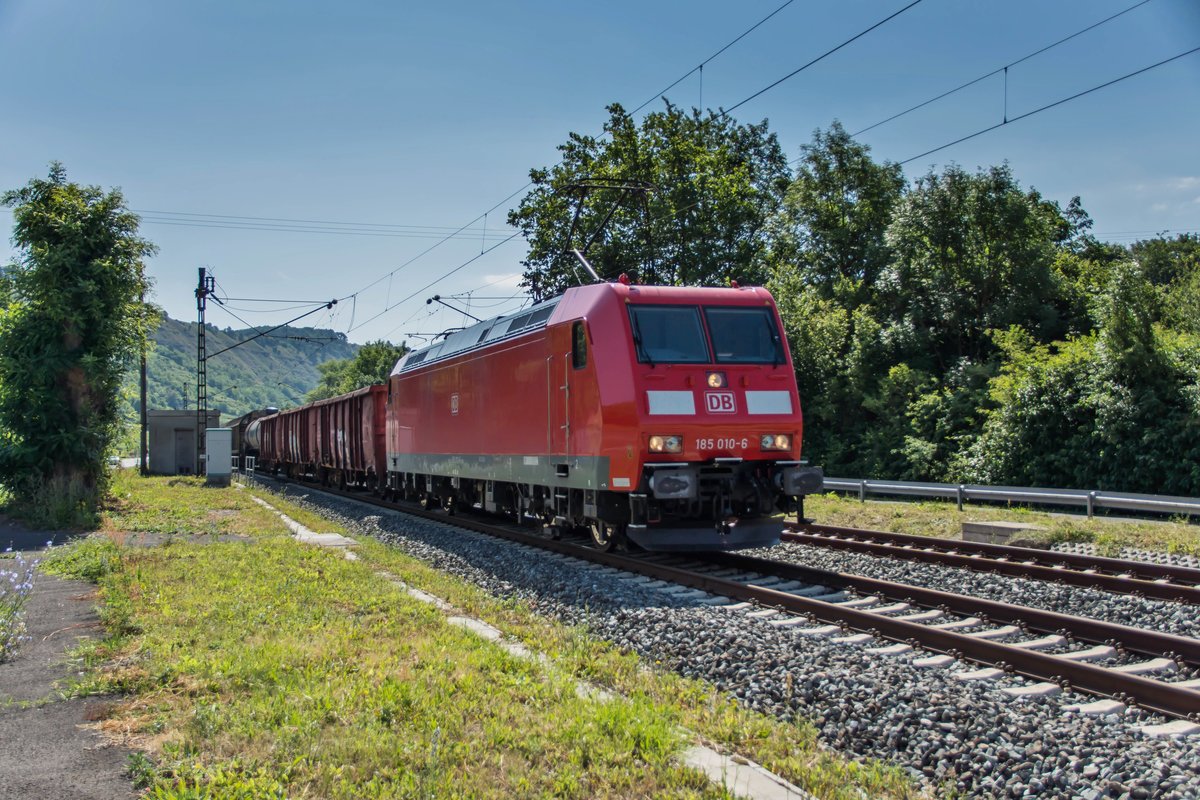 185 010-5 ist mit einen gemischten Güterzug bei Gambach am 05.07.2017 unterwegs.